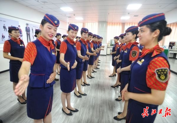 “咬著筷子練微笑”的背后 武漢高鐵明星服務隊的禮儀是怎樣煉成的？